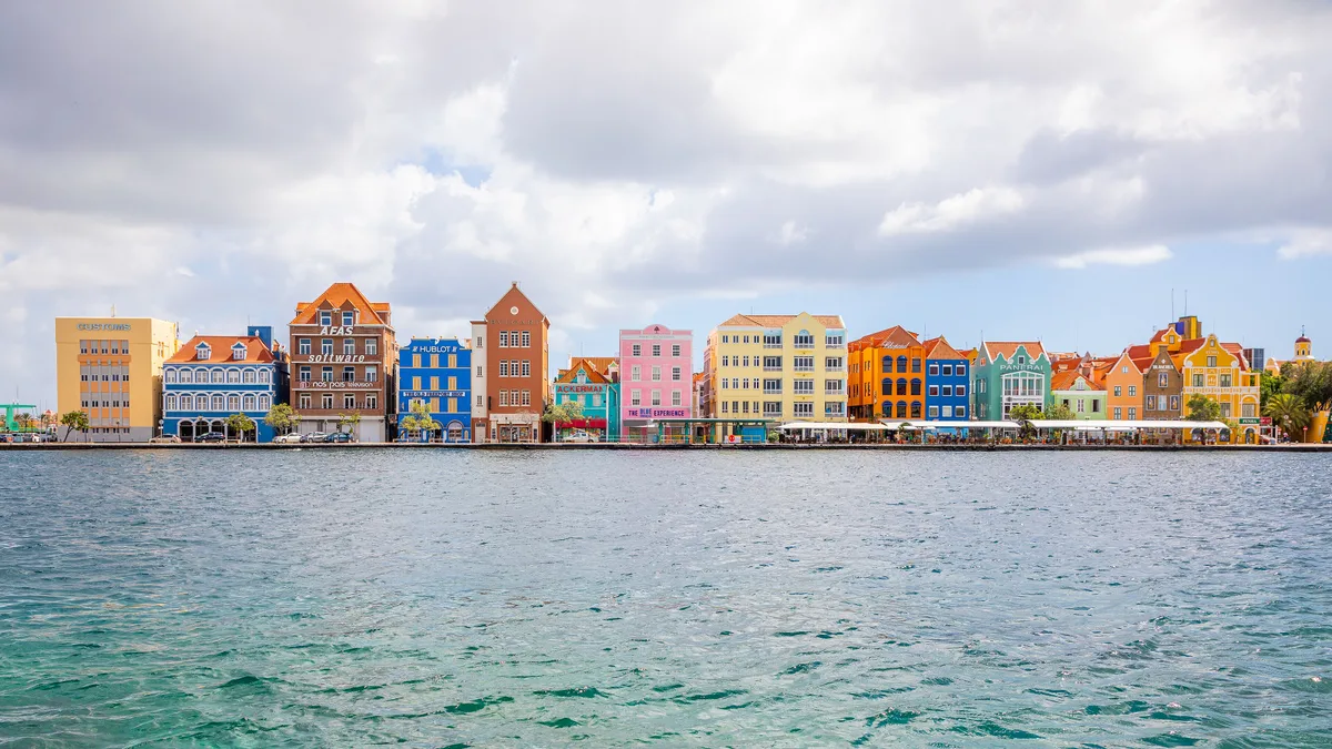 Het silhouet van Punda in Willemstad aan het einde van de dag