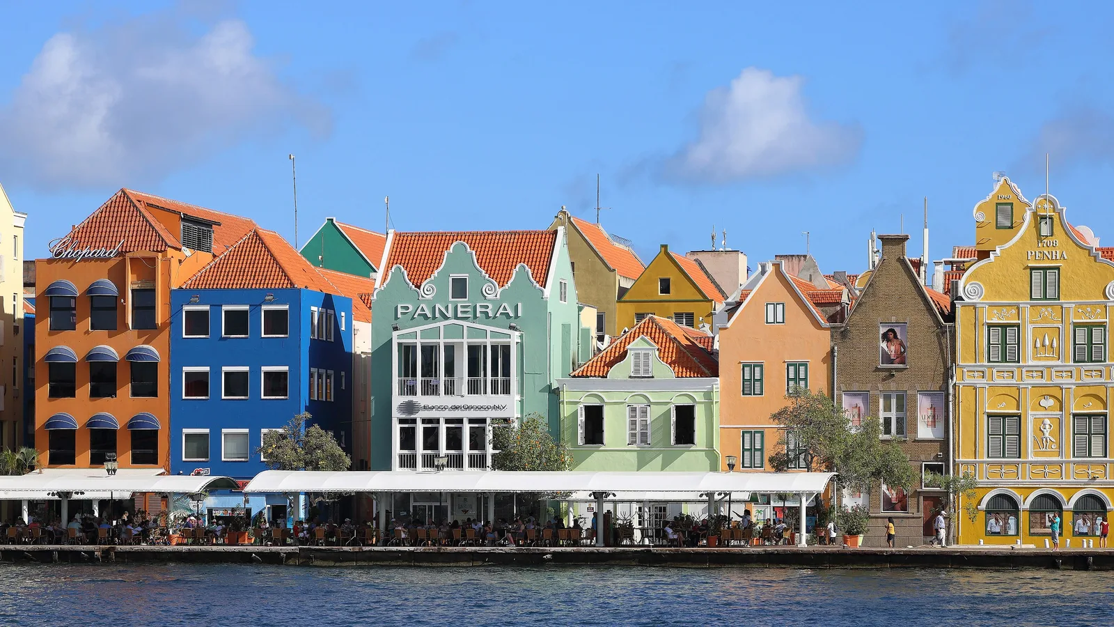 De gekleurde gevels van de Handelskade in Willemstad