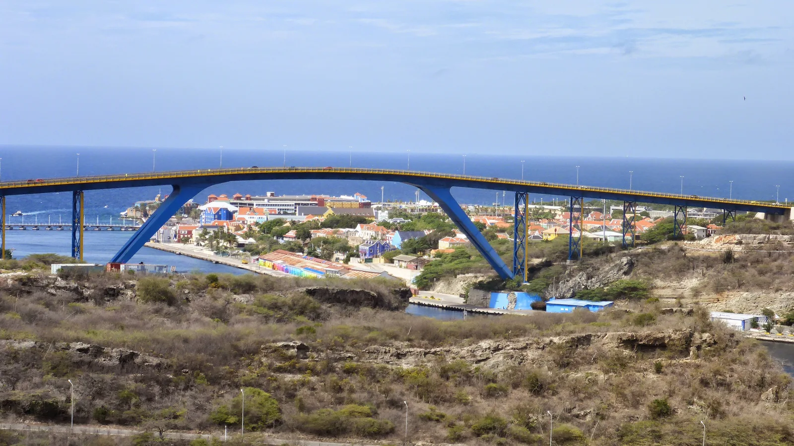 Willemstad vanaf de hoogte, met de Julianabrug over de Sint Annabaai
