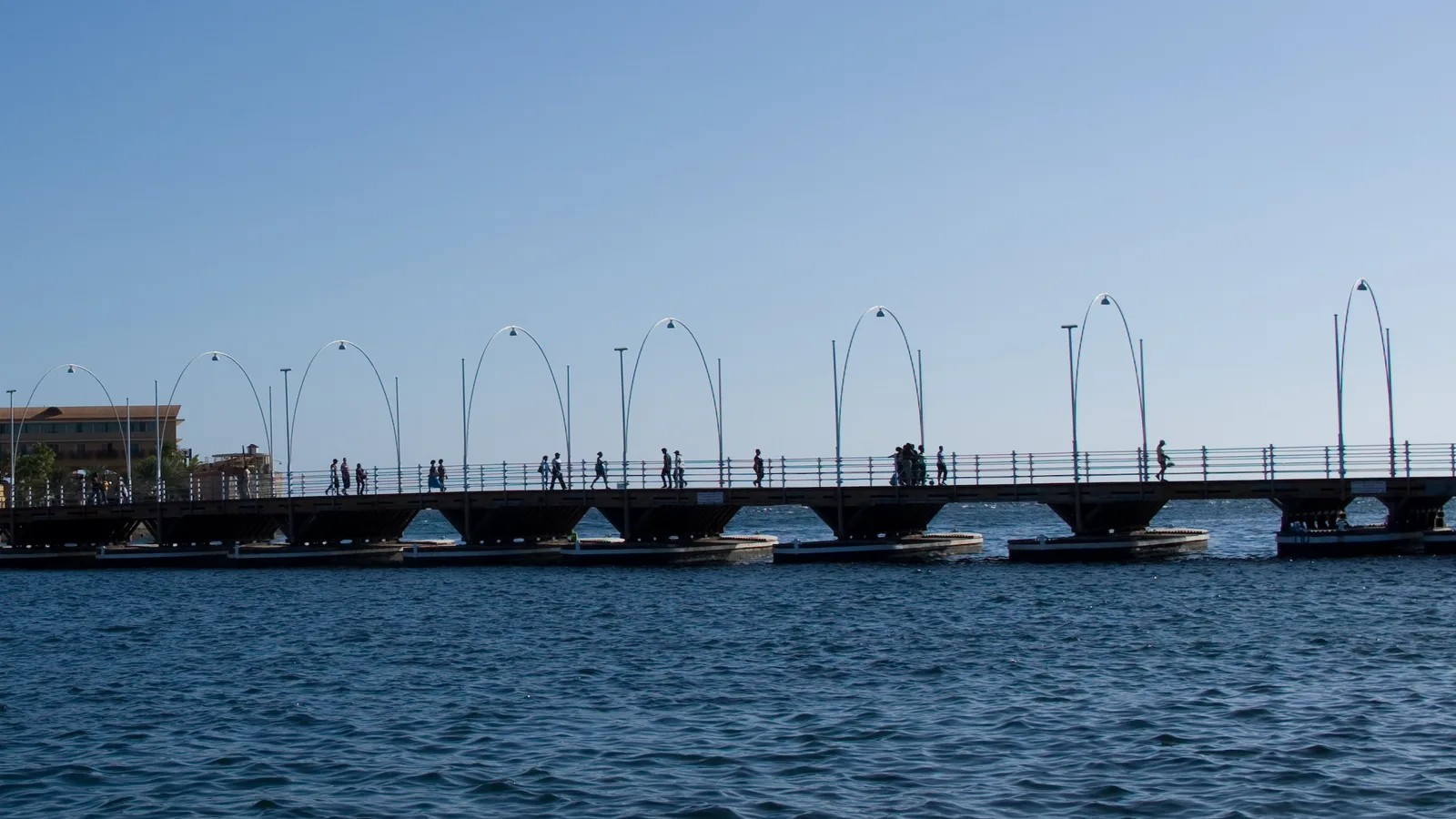 De Emmabrug, de drijvende brug die openzwaait om schepen door te laten