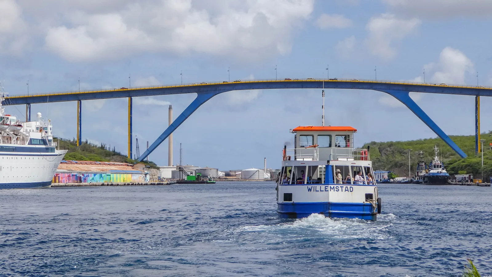 De veerboot tussen Punda en Otrobanda vaart onder de Julianabrug door